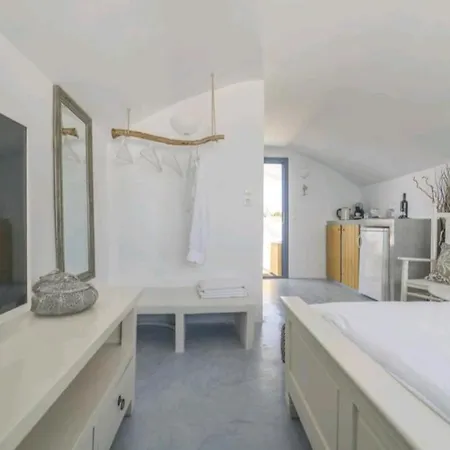 Firostefani Suites *